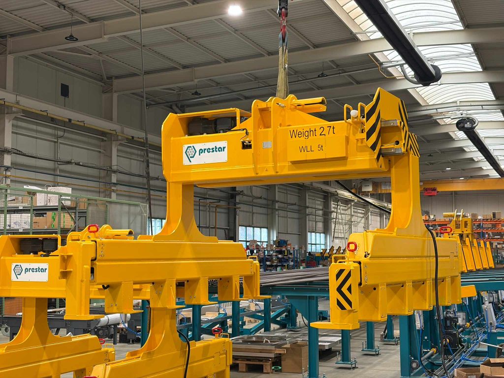 Teleskopické kleště Prestar určené pro manipulaci se svazky ocelových plechů umožňují bezpečné a přesné zvedání svazků různých rozměrů. Díky teleskopickým ramenům s nastavitelným rozsahem se zařízení snadno přizpůsobí konkrétní šířce, délce i výšce svazku – bez rizika poškození materiálu.

S nosností až 5 tun jsou kleště ideální pro použití v náročném průmyslovém prostředí, jako jsou servisní centra, sklady hutního materiálu nebo automatizované stříhací linky.

Obsluha je možná přímo z kabiny jeřábu, přičemž zařízení je vybaveno koncovými spínači pro spolehlivý a bezporuchový provoz. Doplňková vizuální signalizace pomáhá přesnému vystředění nad svazkem plechů a zajišťuje tak bezpečnou manipulaci.

Každé zařízení navrhujeme individuálně na míru provozu zákazníka – zohledňujeme nejen typ manipulovaného materiálu, ale i způsob uchycení, prostorová omezení a požadavek na ovládání.

🌍 Nejnovější kus teleskopických kleští právě míří do Mexika, kde se stane součástí dalšího provozu, který se k nám vrací opakovaně – a to je pro nás ta nejlepší zpětná vazba.